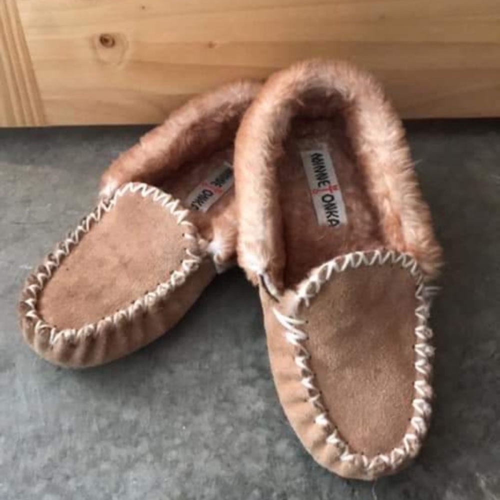 MinneTonka Sheepskin slippers